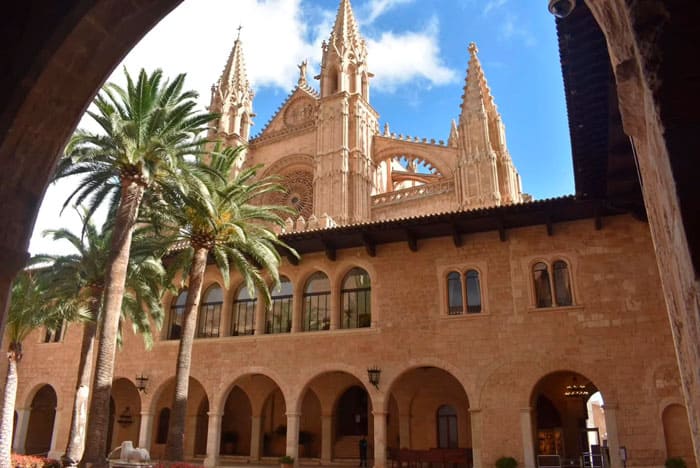 Patio de Armas del Palacio Real de La Almudaina en Palma de Mallorca. parte del banco de imágenes selección para periodistas medios de comunicación