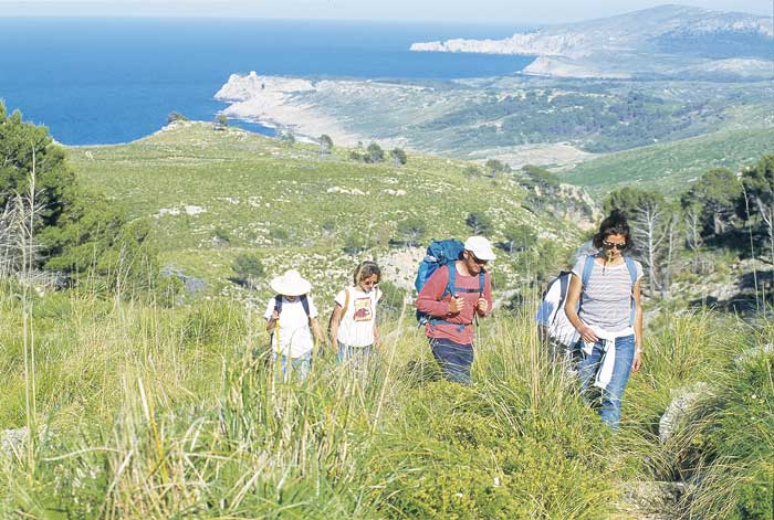 grupo de excursionistas caminando por Artà