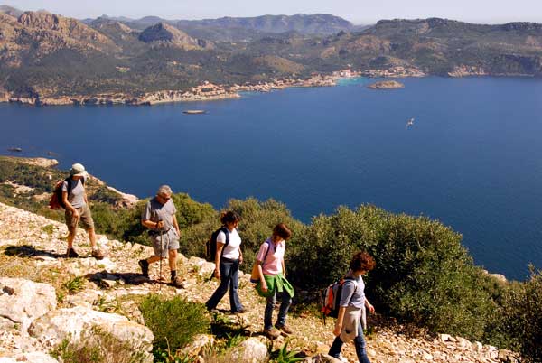 grupo de excursionistas caminando por la tramuntana